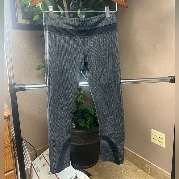 Lululemon Houndstooth Size 6 Cropped Leggings in Black and Grey - Picture 3 of 8